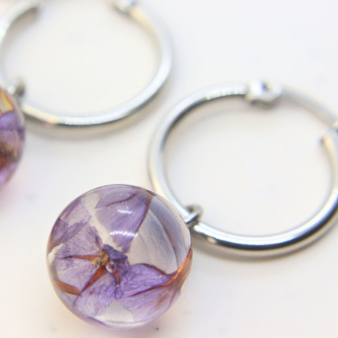 Stainless steel hoop earrings with preserved South African Fynbos flowers in resin, handmade in Cape Town — RHYN