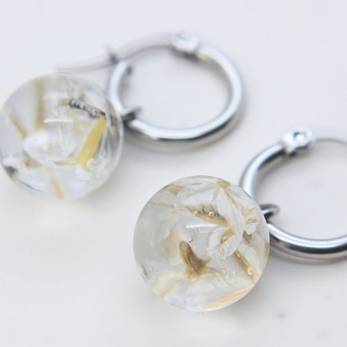 Stainless steel hoop earrings with preserved South African Fynbos flowers in resin, handmade in Cape Town — RHYN