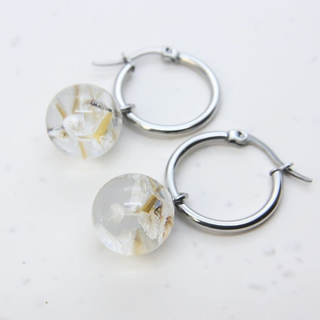Stainless steel hoop earrings with preserved South African flowers in resin, handmade in Cape Town — RHYN